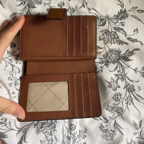 Michael Kors Signature Logo Wallet - Picture 4 of 5